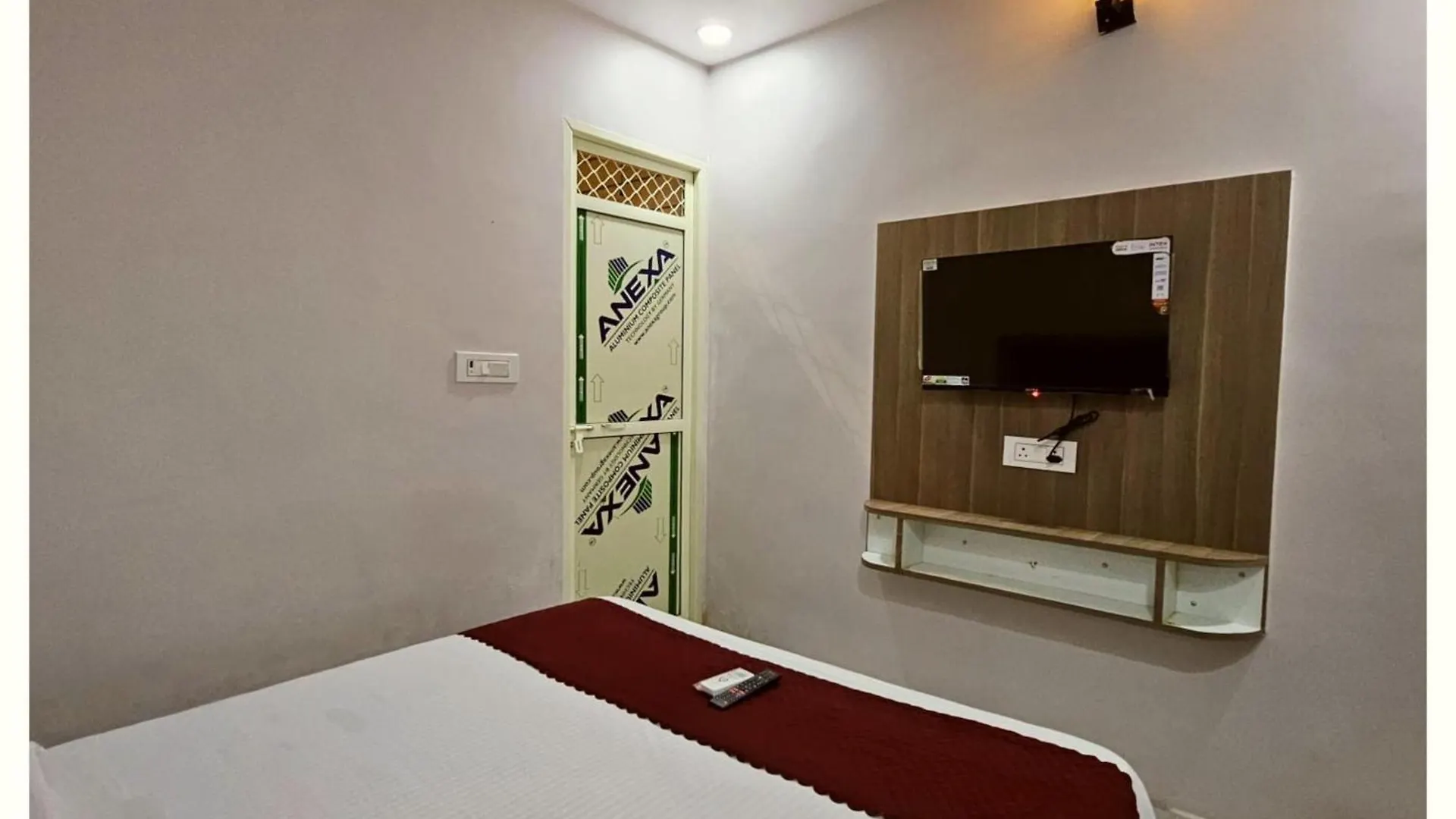 A Premium Hotel #Pvs Grand# Varanasi ! Near Baba Vishwanath Temple And Ganga Arti Ghat, Fully Air-Conditioned Hotel With Wifi - Restaurant - Lift- Parking Facilities Available - A Best Hotel In Heart Of Varanasi Homestay