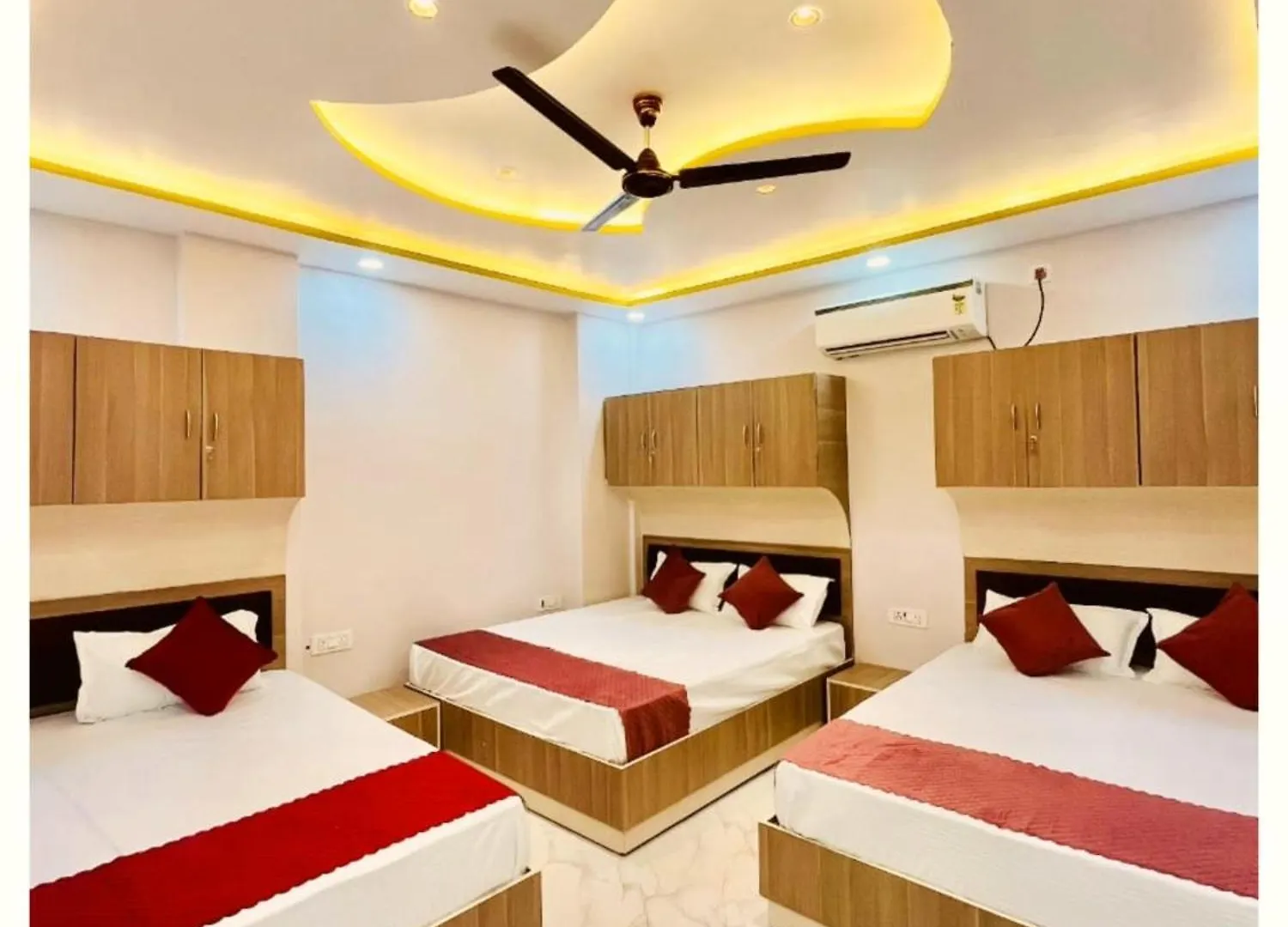 A Premium Hotel #Pvs Grand# Varanasi ! Near Baba Vishwanath Temple And Ganga Arti Ghat, Fully Air-Conditioned Hotel With Wifi - Restaurant - Lift- Parking Facilities Available - A Best Hotel In Heart Of Varanasi