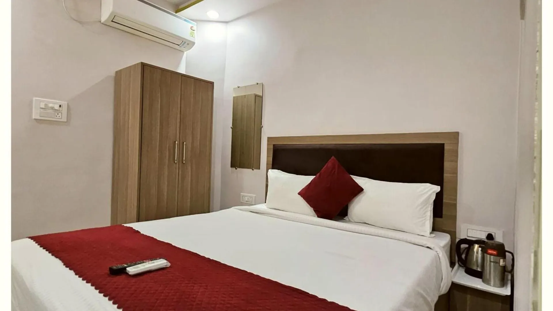 Homestay A Premium Hotel #Pvs Grand# Varanasi ! Near Baba Vishwanath Temple And Ganga Arti Ghat, Fully Air-Conditioned Hotel With Wifi - Restaurant - Lift- Parking Facilities Available - A Best Hotel In Heart Of Varanasi