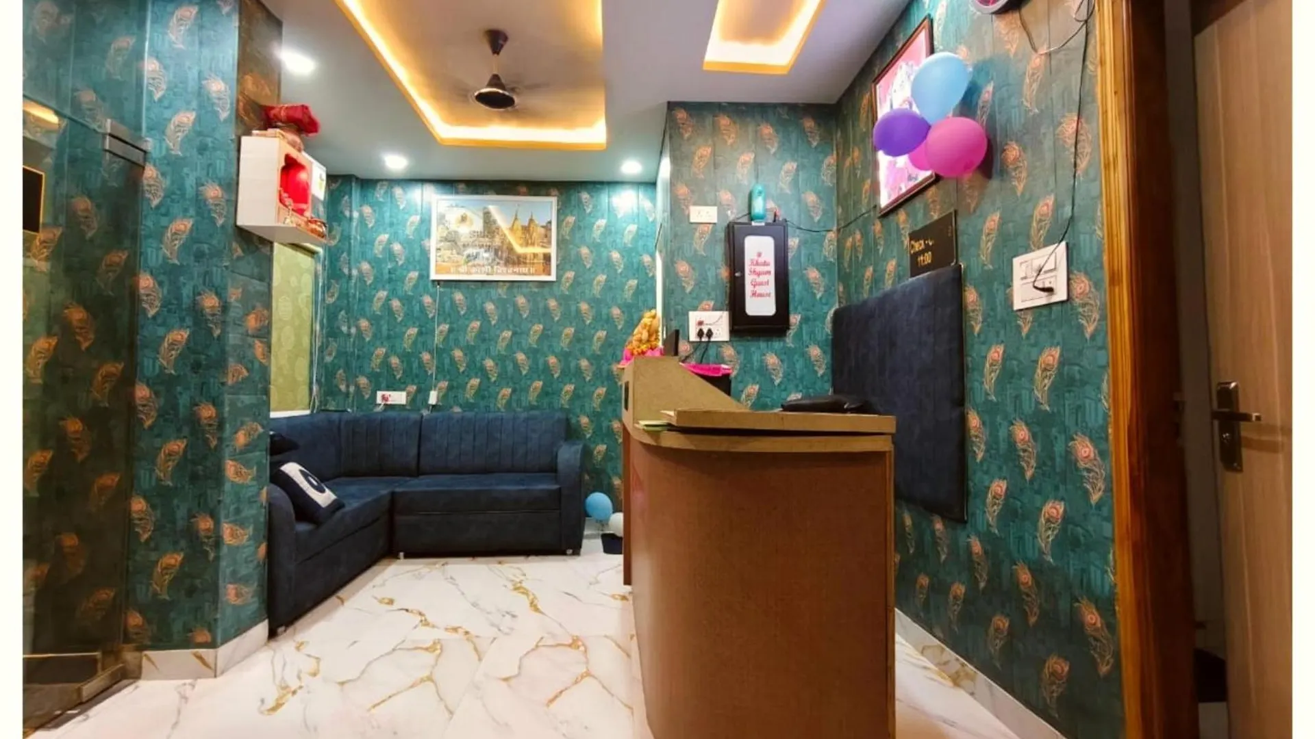 Homestay A Premium Hotel #Pvs Grand# Varanasi ! Near Baba Vishwanath Temple And Ganga Arti Ghat, Fully Air-Conditioned Hotel With Wifi - Restaurant - Lift- Parking Facilities Available - A Best Hotel In Heart Of Varanasi
