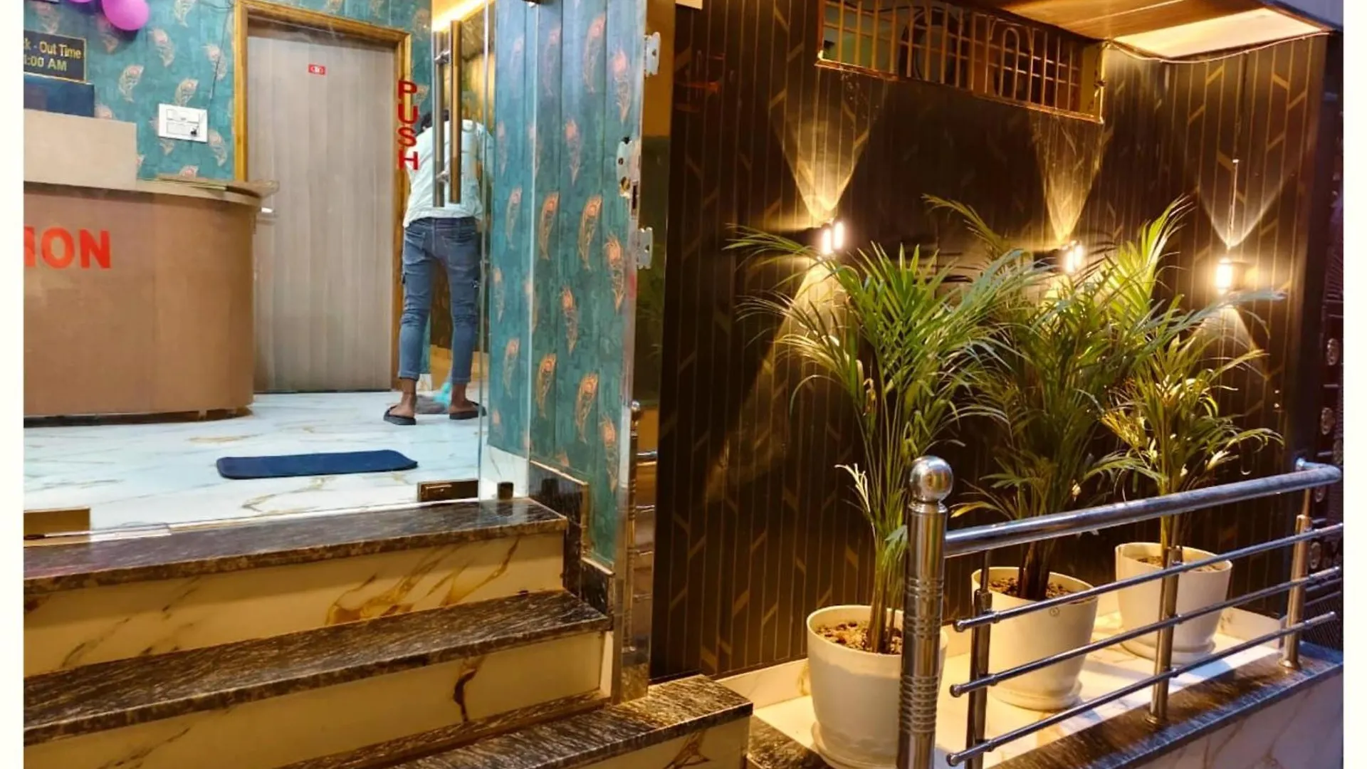 A Premium Hotel #Pvs Grand# Varanasi ! Near Baba Vishwanath Temple And Ganga Arti Ghat, Fully Air-Conditioned Hotel With Wifi - Restaurant - Lift- Parking Facilities Available - A Best Hotel In Heart Of Varanasi Homestay