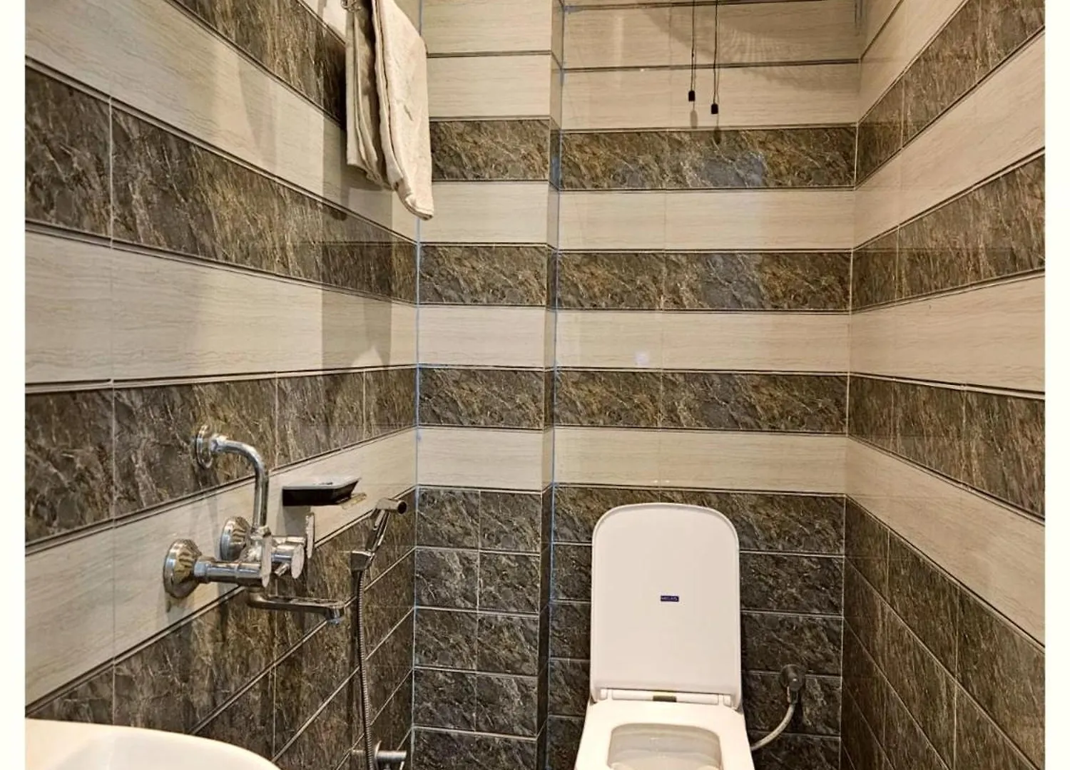 A Premium Hotel #Pvs Grand# Varanasi ! Near Baba Vishwanath Temple And Ganga Arti Ghat, Fully Air-Conditioned Hotel With Wifi - Restaurant - Lift- Parking Facilities Available - A Best Hotel In Heart Of Varanasi Homestay