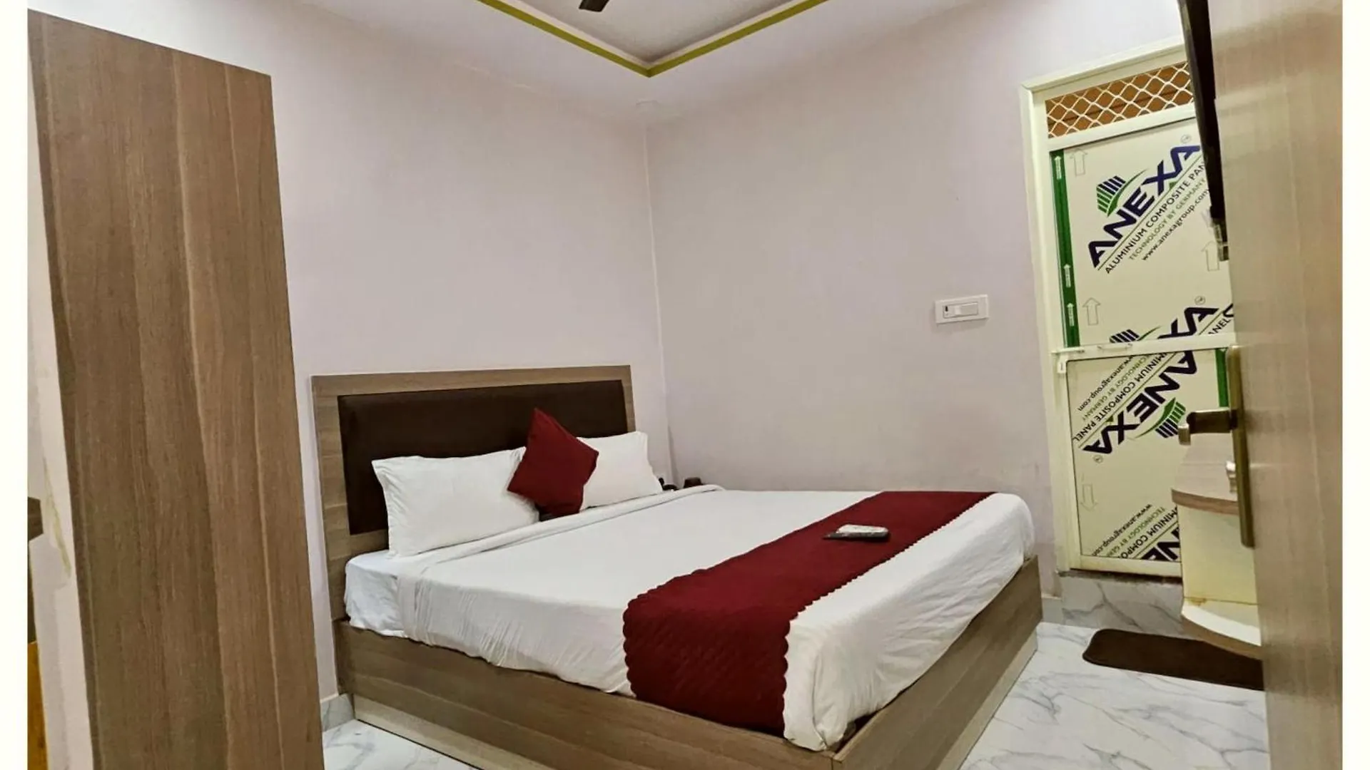 A Premium Hotel #Pvs Grand# Varanasi ! Near Baba Vishwanath Temple And Ganga Arti Ghat, Fully Air-Conditioned Hotel With Wifi - Restaurant - Lift- Parking Facilities Available - A Best Hotel In Heart Of Varanasi 0*,  India