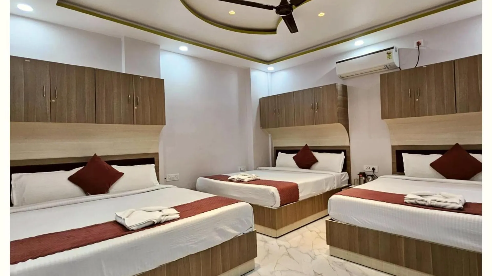 Homestay A Premium Hotel #Pvs Grand# Varanasi ! Near Baba Vishwanath Temple And Ganga Arti Ghat, Fully Air-Conditioned Hotel With Wifi - Restaurant - Lift- Parking Facilities Available - A Best Hotel In Heart Of Varanasi India