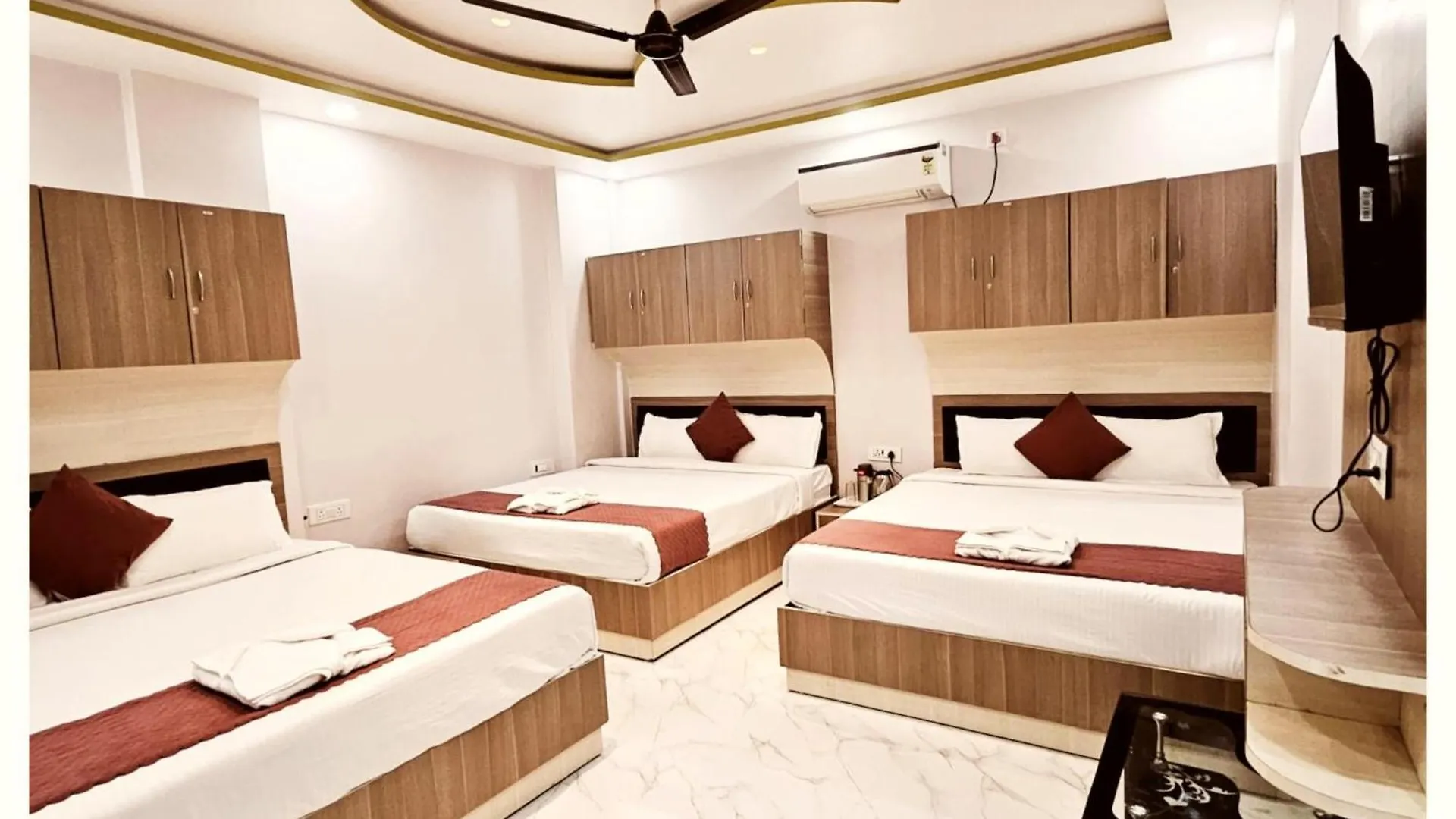 Homestay A Premium Hotel #Pvs Grand# Varanasi ! Near Baba Vishwanath Temple And Ganga Arti Ghat, Fully Air-Conditioned Hotel With Wifi - Restaurant - Lift- Parking Facilities Available - A Best Hotel In Heart Of Varanasi