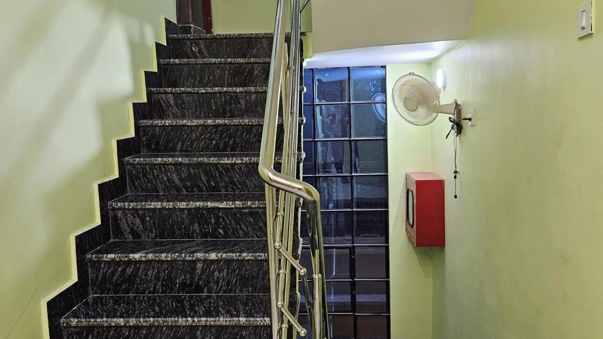 A Premium Hotel #Pvs Grand# Varanasi ! Near Baba Vishwanath Temple And Ganga Arti Ghat, Fully Air-Conditioned Hotel With Wifi - Restaurant - Lift- Parking Facilities Available - A Best Hotel In Heart Of Varanasi 0*,