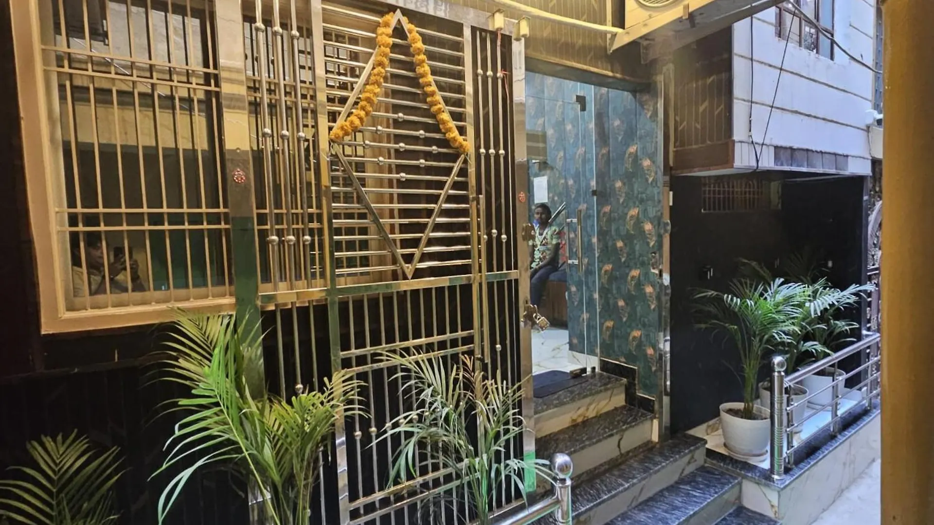 A Premium Hotel #Pvs Grand# Varanasi ! Near Baba Vishwanath Temple And Ganga Arti Ghat, Fully Air-Conditioned Hotel With Wifi - Restaurant - Lift- Parking Facilities Available - A Best Hotel In Heart Of Varanasi Homestay